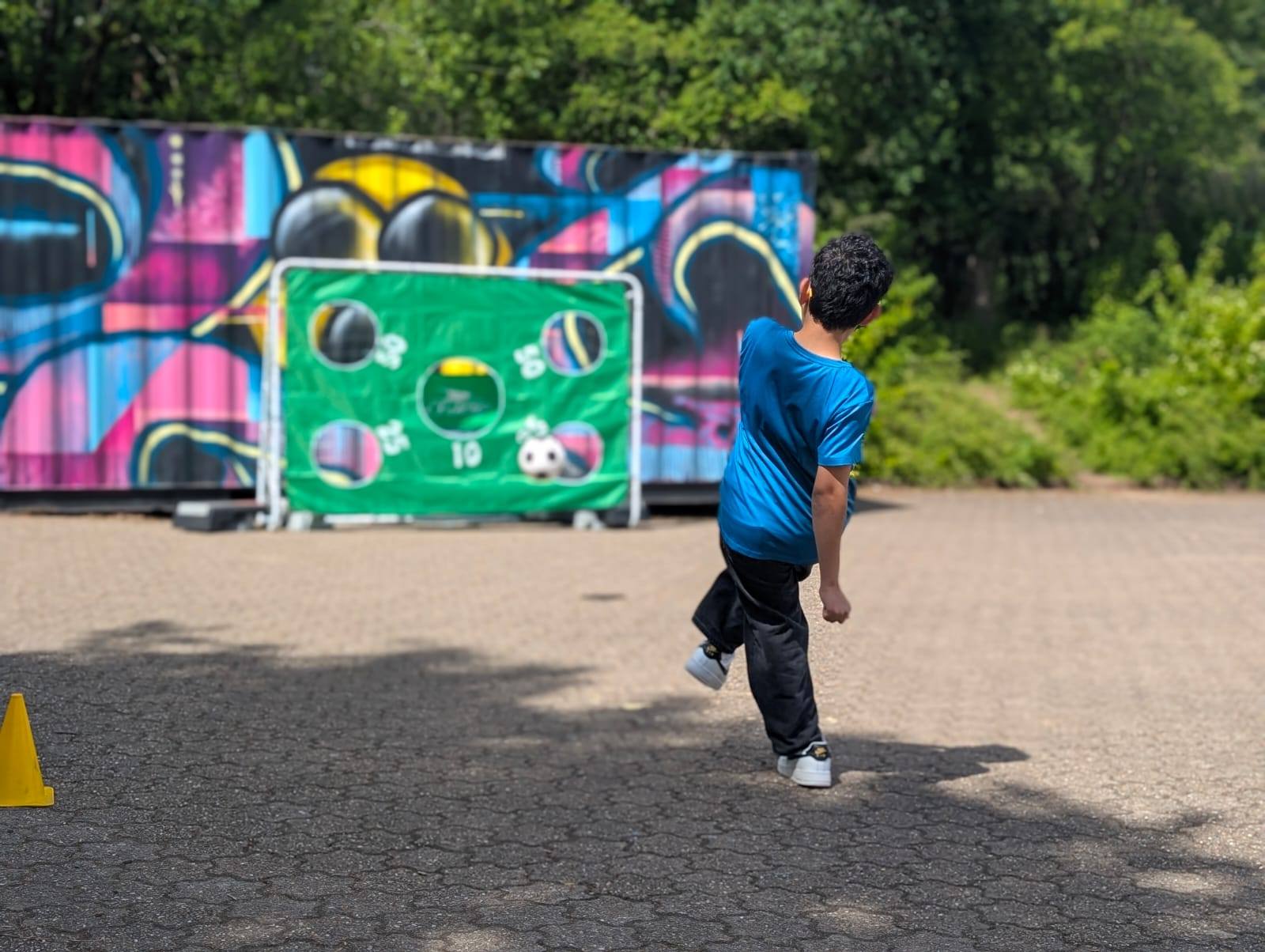 Torwandschie%C3%9Fen%20auf%20dem%20Schulhof